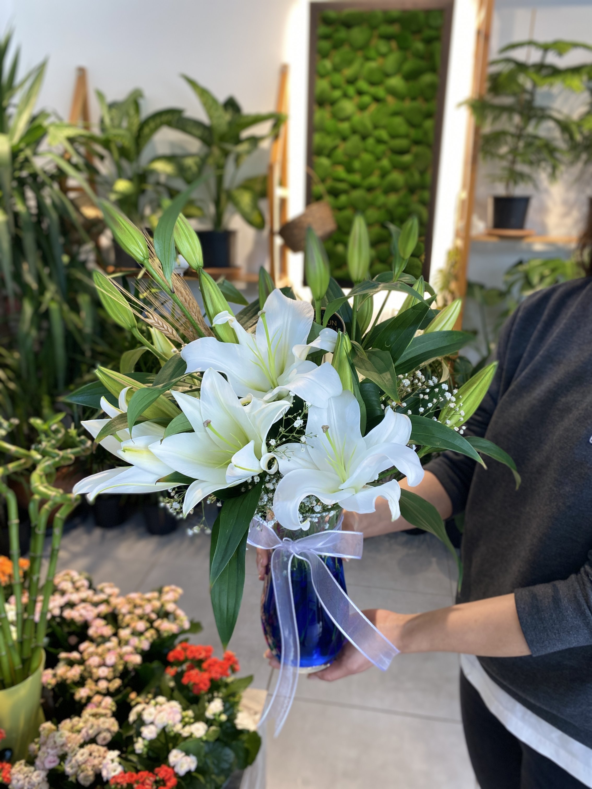 Cam Vazoda Kokulu  Beyaz Lilyum Aranjmanı