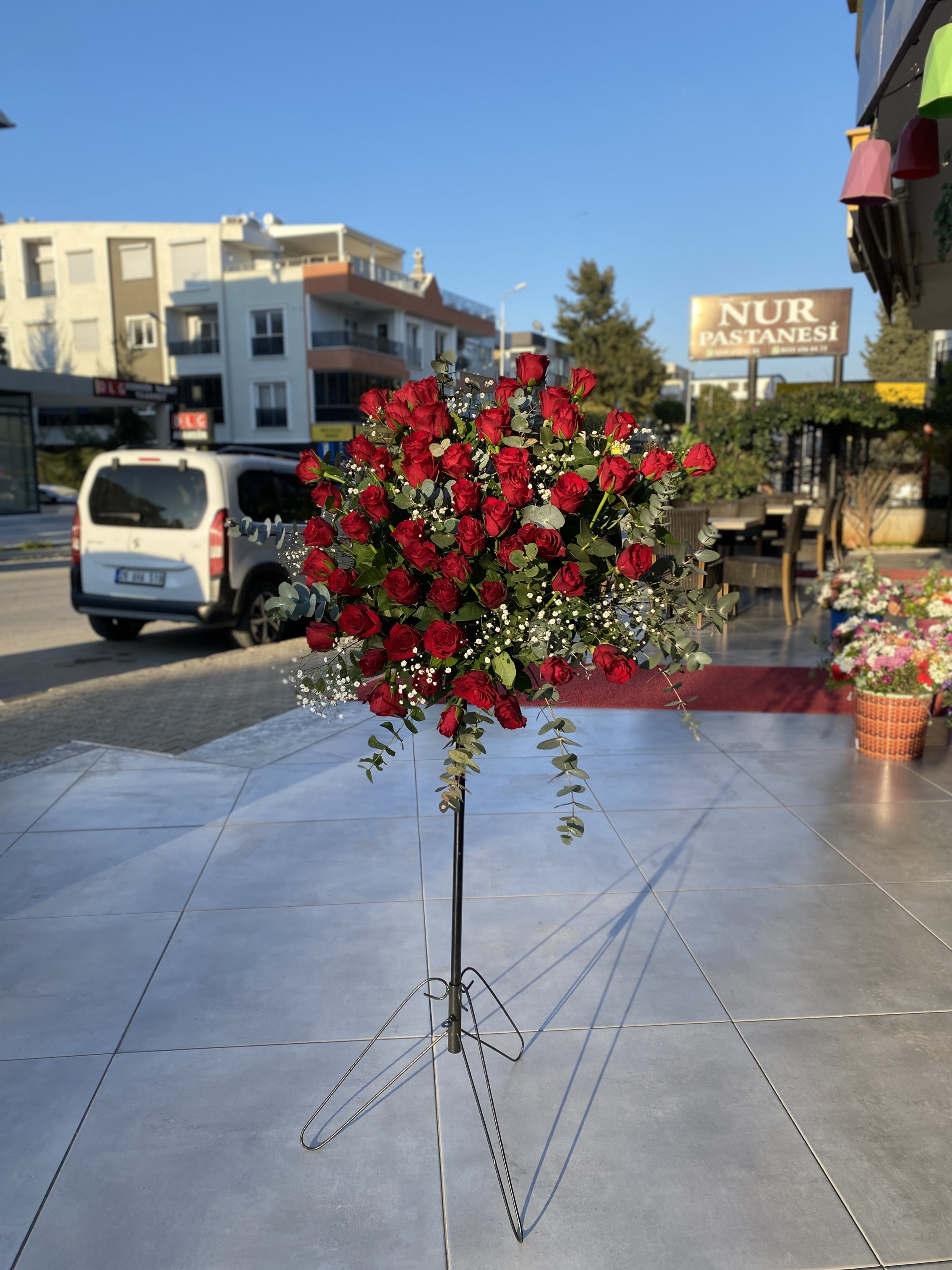 Kırmızı Güllerden Hazırlanmış Ferforje Aranjmanı