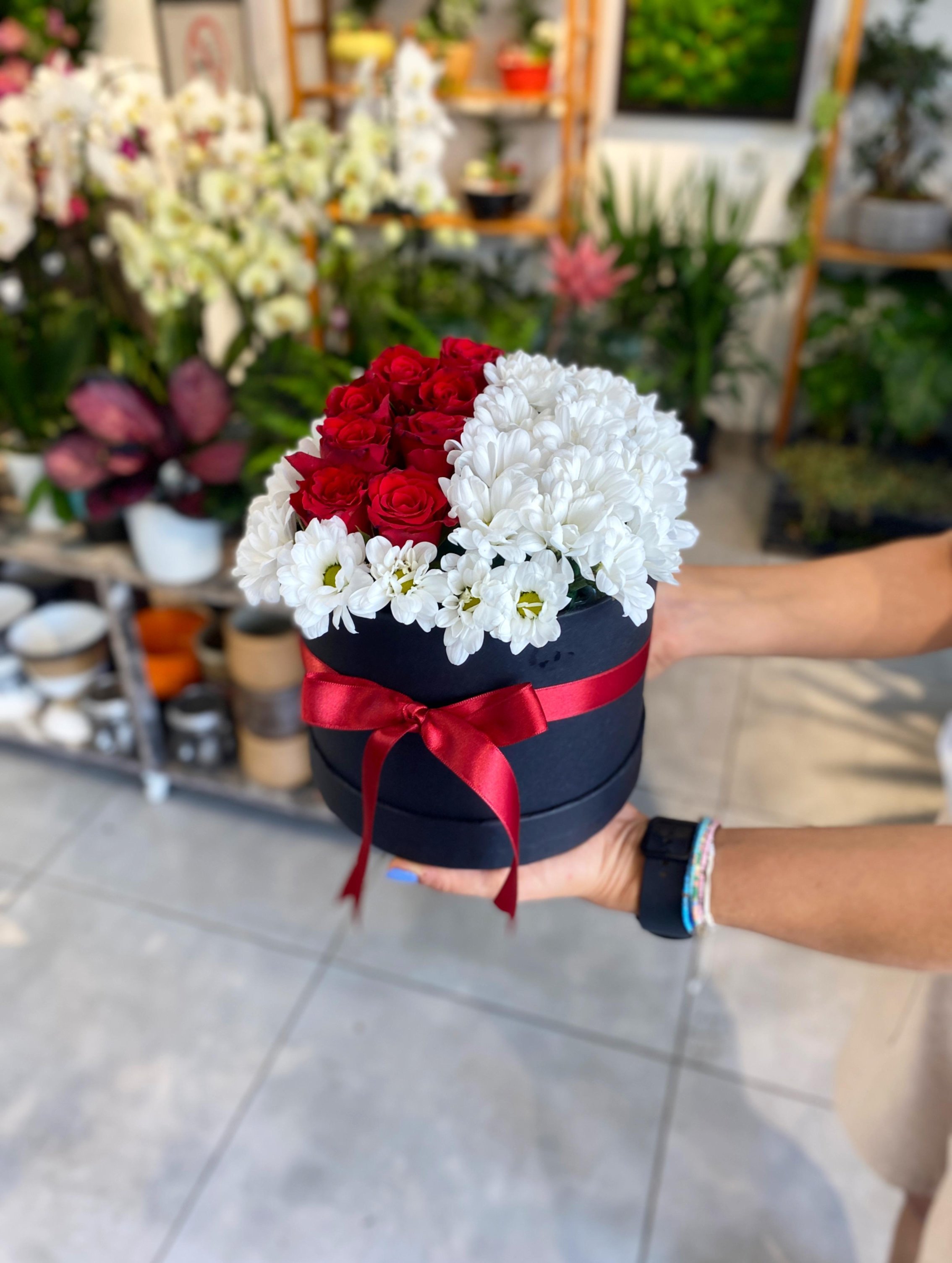 Kutu'da Papatya Ve Güllü Aşk Aranjmanı