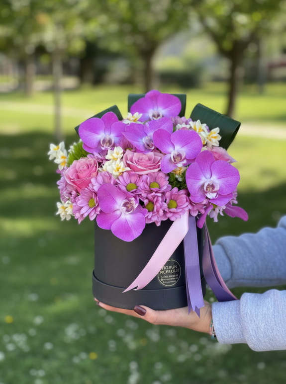 Siyah Kutuda Orkideli Aranjman